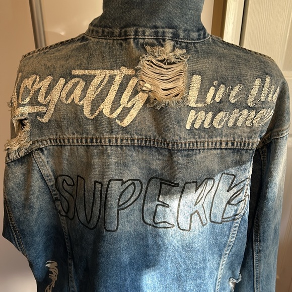 Distressed, long denim Graffiti jacket by top design AMERICAN BAZI. Size 1X - Picture 4 of 11
